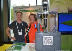 Boike Damhuis (Veha Plastics) and Hilde van Steijn (Dosatron International) with a demo kit showing water driven proportional fertilizer dosing in irrigation water.